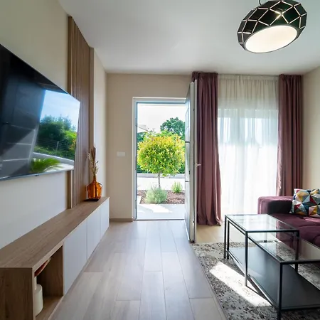 Laurier アパート オパティヤ